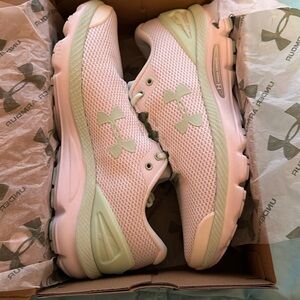 BNIB women’s UNDER ARMOUR SNEAKERS Size 9.5